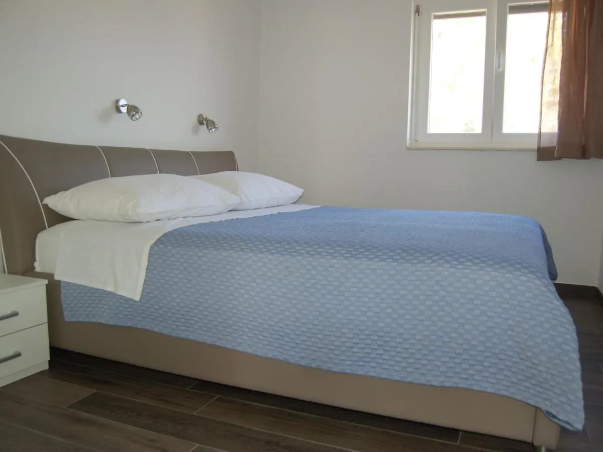 Modern Holiday Home With Terrace Veli Rat